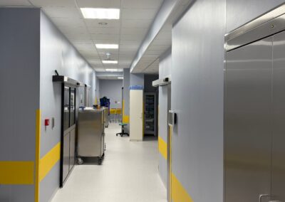 Korytarz szpitalny z żółtymi akcentami na ścianach